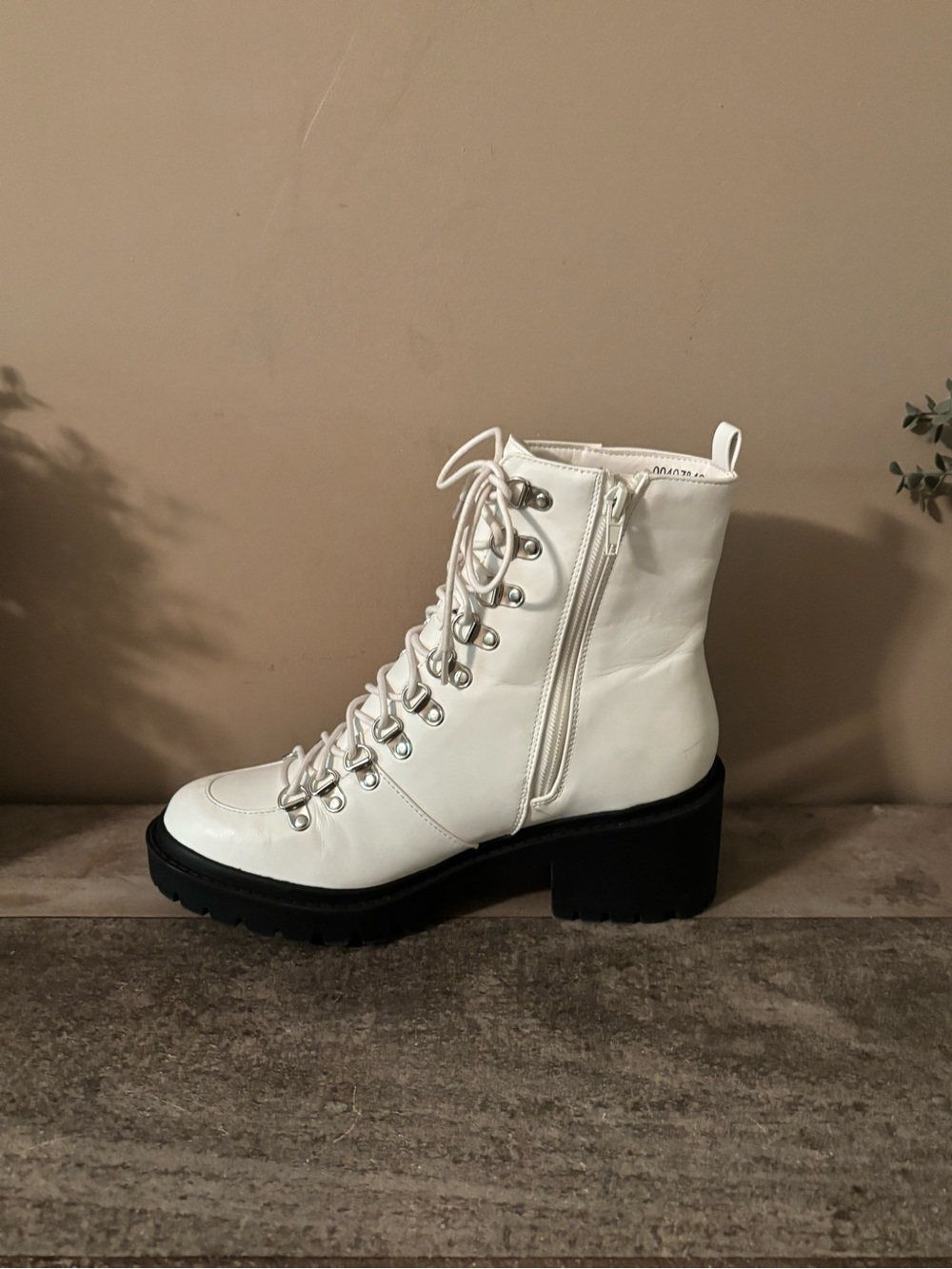 OLIVIA FERGUSON White Lace-Up Combat Boot with Side Zip and ChunkySole SIZE 8